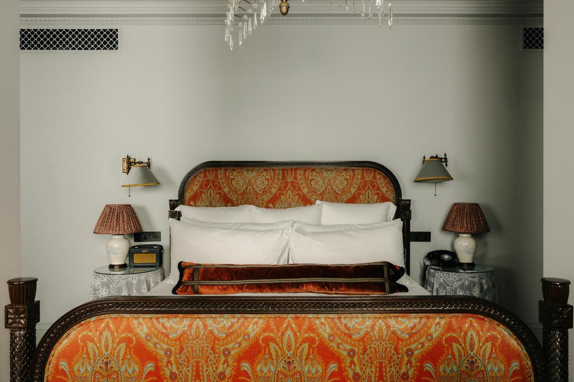 The Ned Hotel London Eksteriør billede A bedroom at the Hotel Chelsea