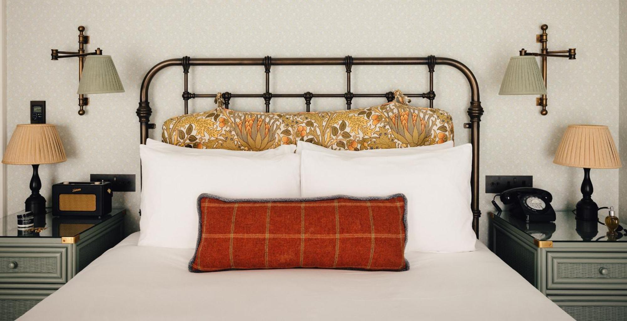 The Ned Hotel London Værelse billede A bolster pillow