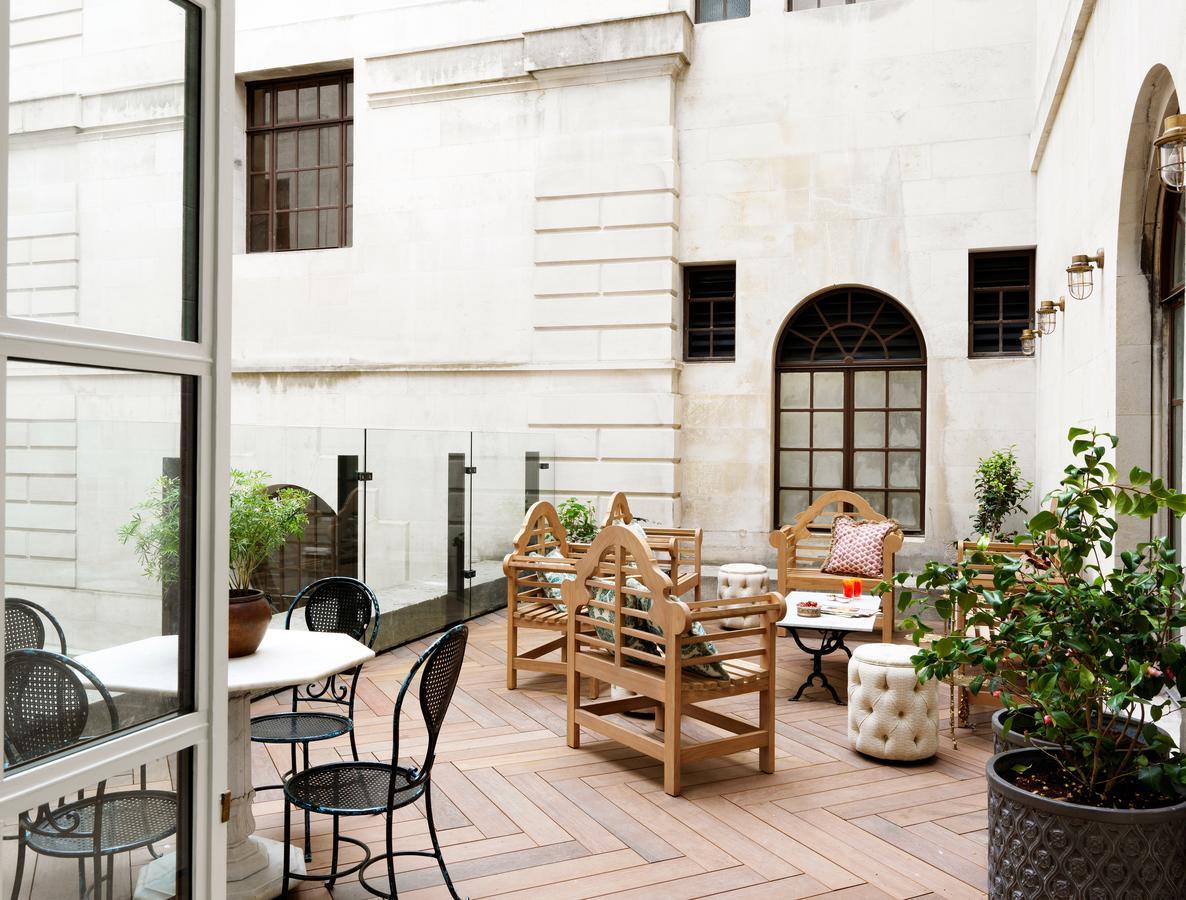 The Ned Hotel London Eksteriør billede The courtyard at the hotel